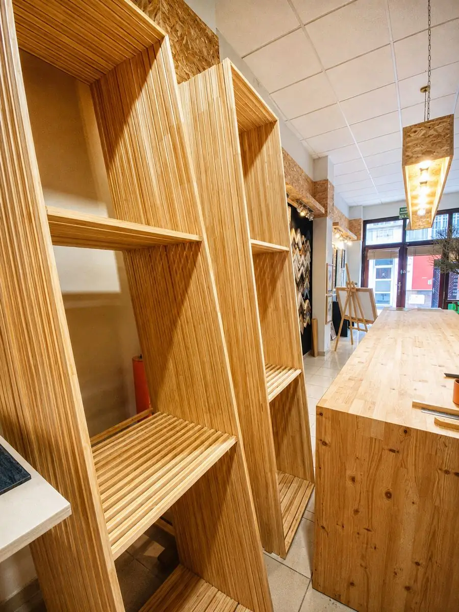 Bastidores de madera de gran formato apilados en el taller