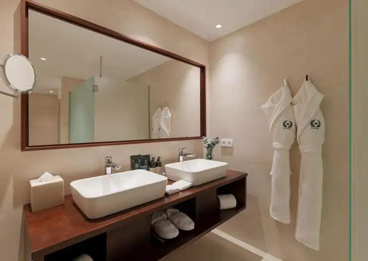 Espejo de baño a medida con antivaho integrado sobre el lavabo doble