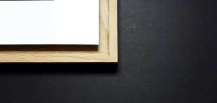 Esquina de un marco de roble con paspartú blanco