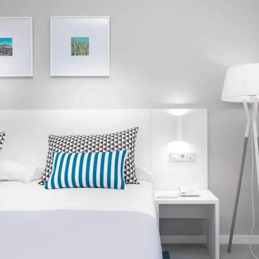 Habitación de Blue See Hotels con cuadros enmarcados sobre el cabecero