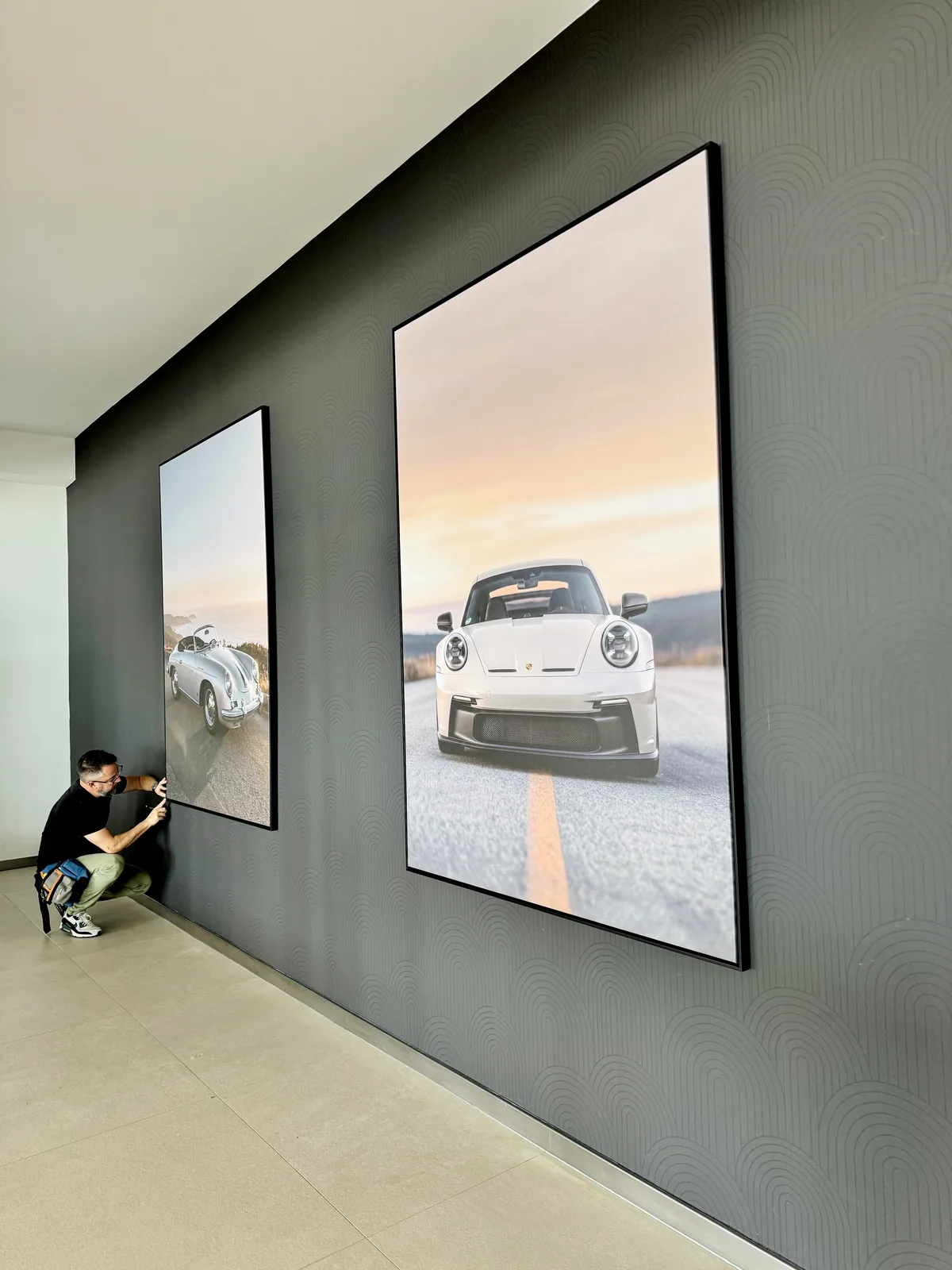 Instalación de dos lienzos con un Porsche 356 Speedster y un 911 GT3