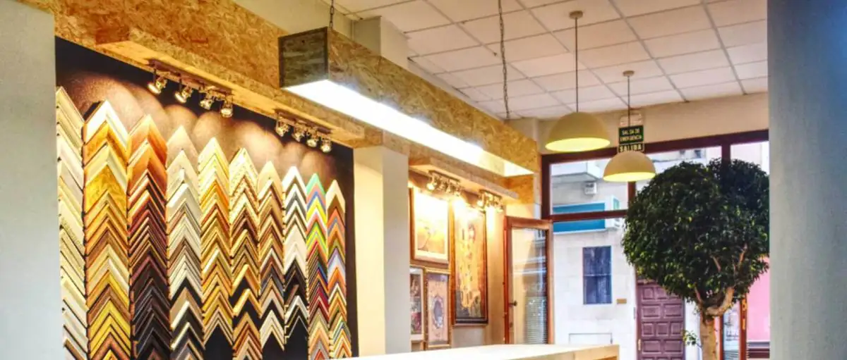 Muestrario de molduras iluminado en el showroom de Castellana