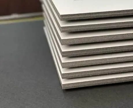 Piezas terminadas apiladas antes de la entrega