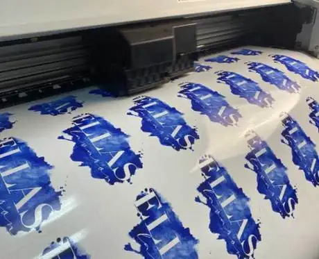 Plotter imprimiendo la serie sobre vinilo