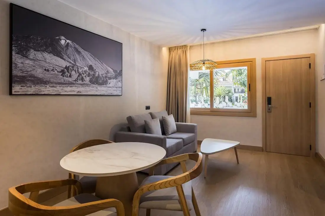 Salón de la suite con la panorámica del Teide en lienzo con marco flotante